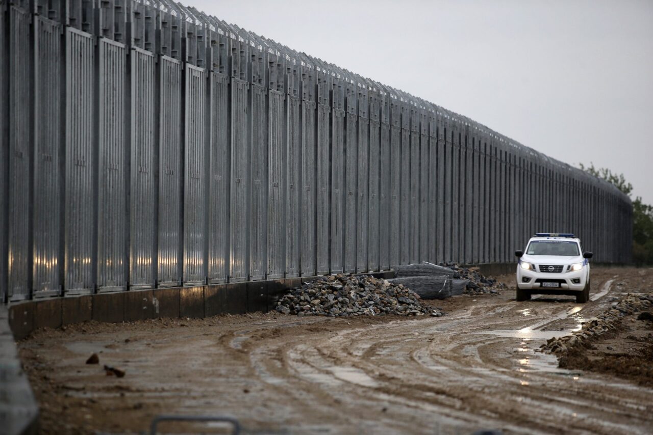 Greece will use own funds to extend the Evros border fence, Mitarachi says