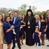 Ο Επίσκοπος Μηδείας κ. Απόστολος με μέλη της Οικογένειας Κοτρώτσιου σε αναμνηστική φωτό και φίλους τους. Φωτογραφία ETA PRESS