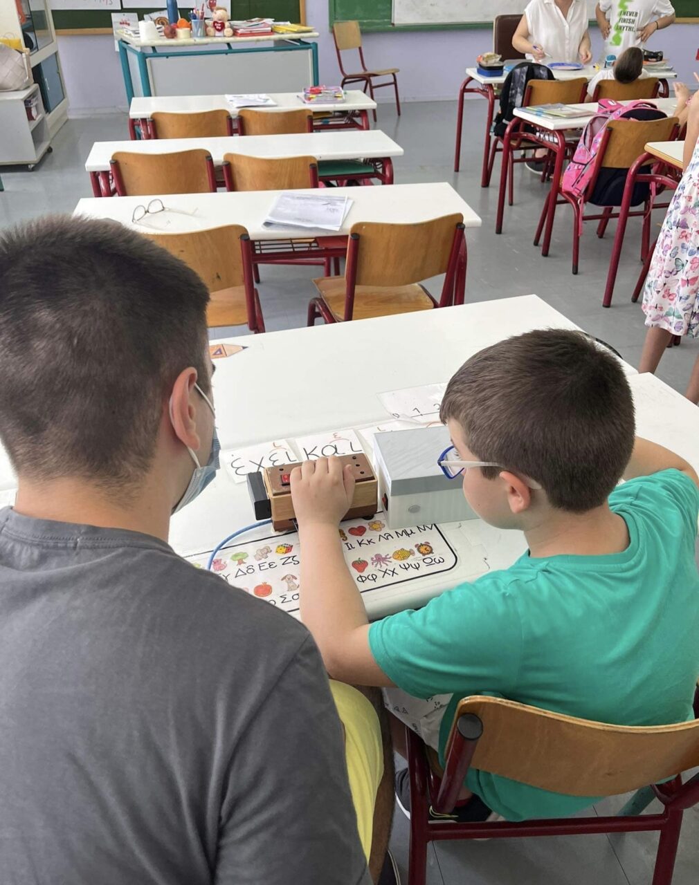 ΕΙΔΙΚΟ ΘΕΜΑ: Μαθητές Λυκείου δημιούργησαν συσκευή για τους τυφλούς μαθητές