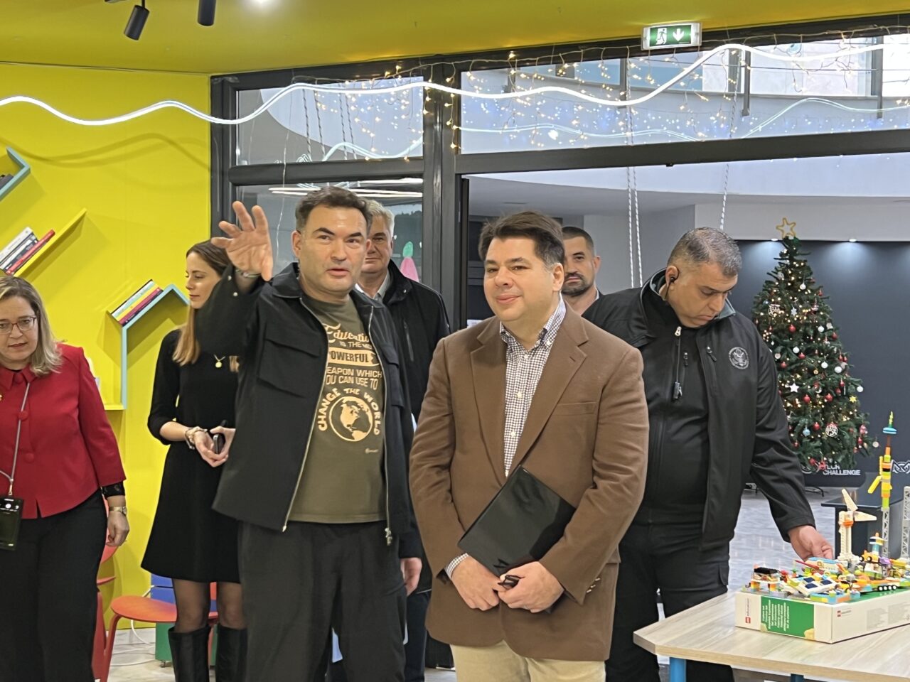 Παιδιά από την Ουκρανία που μετέχουν στο πρόγραμμα G.O.A.T. του Thessaloniki Tech Lab συνάντησε ο πρέσβης των ΗΠΑ Τζορτζ Τσούνης