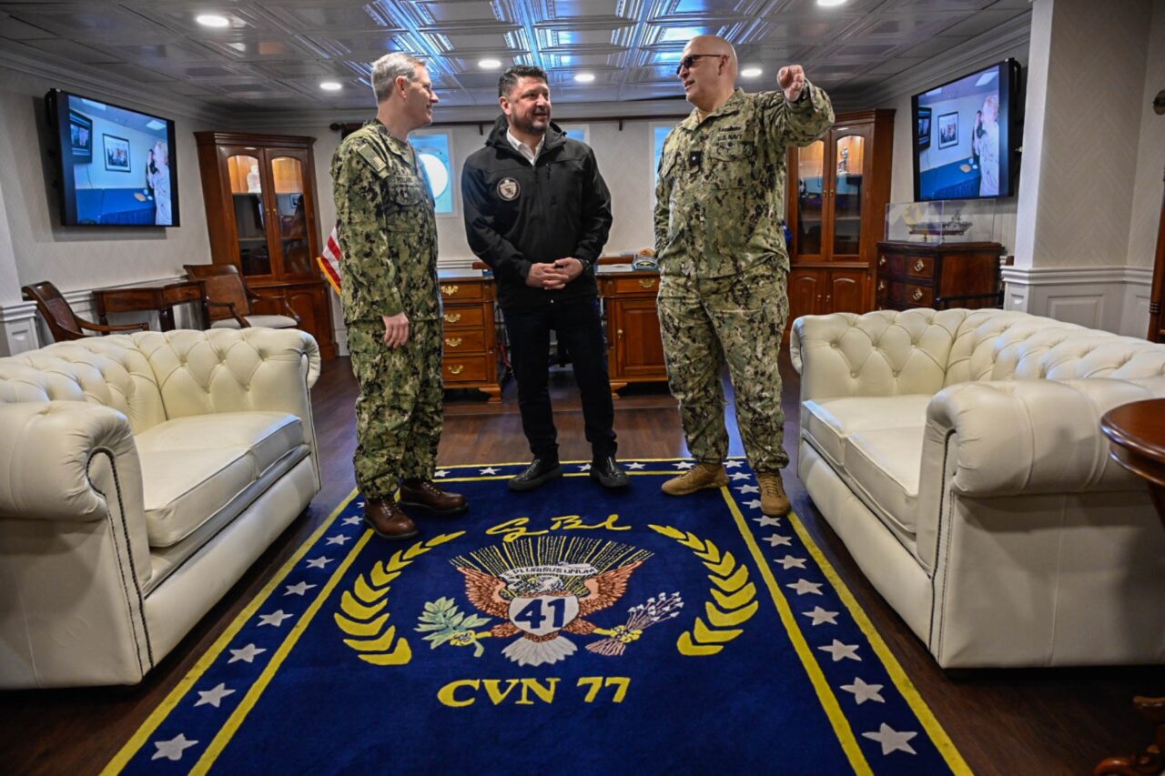 Στο αεροπλανοφόρο USS George H.W. Bush ο Ν. Χαρδαλιάς