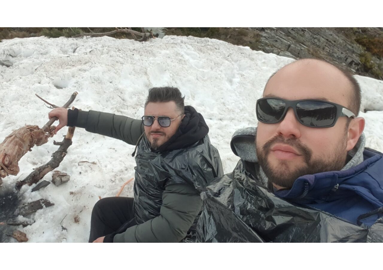 Two friends from Patras roasted a lamb on snowy Olympus!