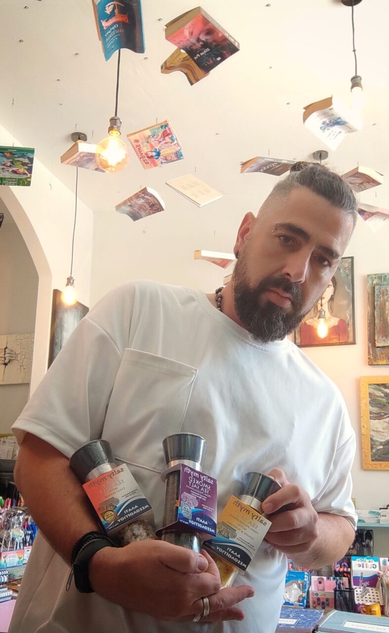 Salty Myth: Τα ιδιαίτερα… «χαρμάνια» με αλάτι που φτιάχνει ένας βιβλιοπώλης στη Θεσσαλονίκη