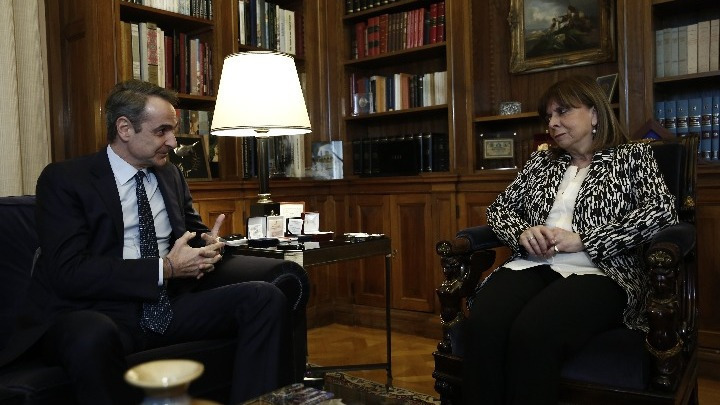 PM Mitsotakis thanks President Sakellaropoulou for her service as president in their last official meeting