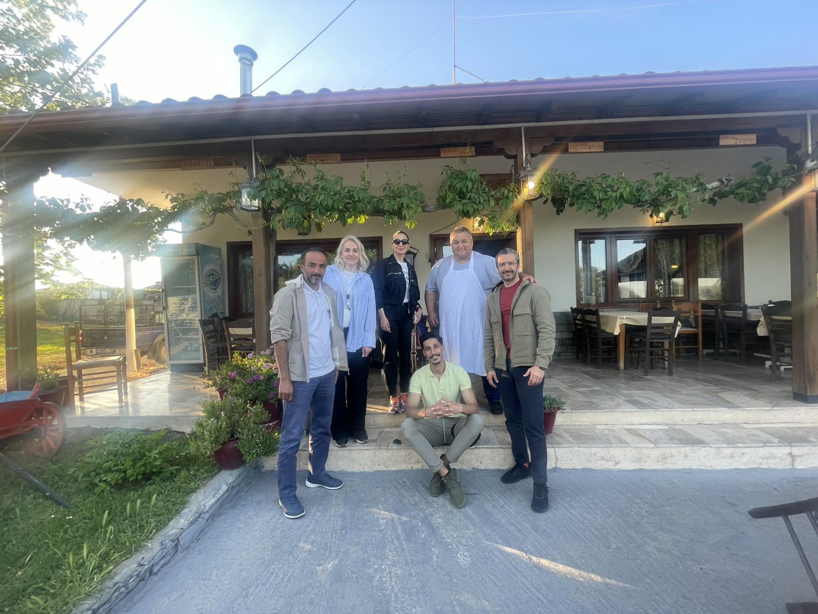 Η δημιουργική ανησυχία των στελεχών του Πιερικού Οργανισμού Τουριστικής Ανάπτυξης και Προβολής (Π.Ο.Τ.Α.Π.) για την όσο το δυνατό ευρύτερη ανάδειξη και προβολή των τουριστικών δεδομένων και συγκριτικών πλεονεκτημάτων της Πιερίας άνοιξε διάπλατα ορίζοντα και στη Μέση Ανατολή. Ο Τουριστικός Οργανισμός της Πιερίας σε συνεργασία με την Πρεσβεία της Ελλάδος στην Ιορδανία, τους Τουριστικούς Οργανισμούς της Θεσσαλονίκης και της Χαλκιδικής και την Περιφέρεια Κεντρικής Μακεδονίας προσκάλεσαν, ξενάγησαν και ενημέρωσαν συνεργάτες του τηλεοπτικού καναλιού της Ιορδανίας «Roya TV», οι οποίοι με τη σειρά τους κινηματογράφησαν τα αξιοθέατα των νομών Πιερίας, Θεσσαλονίκης και Χαλκιδικής περιοχές οι οποίες αποτελούν την πρώτη γραμμή τουριστικής δυναμικής στην Κεντρική Μακεδονία. Συγκεκριμένα το τηλεοπτικό συνεργείο με τους δημοσιογράφους Fuad Al Karsheh και Mais Nobani τη Δευτέρα 28 Απριλίου 2025 γνώρισε το νομό Πιερίας και αποτύπωσε στον τηλεοπτικό φακό μεταξύ άλλων, το Εθνικό Πάρκο Ολύμπου, το αρχαιολογικό πάρκο Δίου, τον παραδοσιακό οικισμό του Παλαιού Παντελεήμονα, αλλά και τα παραλιακά μέτωπα των Δήμων Κατερίνης, Δίου-Ολύμπου και Πύδνας-Κολινδρού. Τους δημοσιογράφους υποδέχθηκε ο Πρόεδρος του Πιερικού Οργανισμού Τουριστικής Ανάπτυξης και Προβολής κ. Γιώργος Καραλής, ο οποίος αναφέρθηκε στα συγκριτικά πλεονεκτήματα της περιοχής Το καταγραφέν κινηματογραφικό προϊόν θα προβληθεί στην δημοφιλή πρωινή ψυχαγωγική και ενημερωτική εκπομπή "Helwa ya Donya", με υψηλή ακροαματικότητα τηλεθεατών από την Ιορδανία και την Αραβική κοινωνία γενικότερα. Το εγχείρημα υποστηρίχτηκε από την Ελληνική Πρεσβεία στο Αμμάν της Ιορδανίας, μια πρωτοβουλία που αναμφίβολα και καθοριστικά θα συμβάλλει στην γνωριμία της Πιερίας από τους πολίτες της Μέσης Ανατολής και κατ’ επέκταση στην περαιτέρω ανέλιξη, αλλά και ανάπτυξη προοπτικών επισκεψιμότητας τους στον τόπο. Με αφορμή την παρουσία του τηλεοπτικού συνεργείου του καναλιού της Ιορδανίας στο νομό μας η Αντιπεριφερειάρχης Πιερίας Σοφία Μαυρίδου επισήμανε: «Με έμφαση στο να αναδεικνύεται και να προβάλλεται η Πιερία σε πολλές γωνιές του κόσμου, υποδεχθήκαμε και ενημερώσαμε ως Περιφερειακή Ενότητα Πιερίας και ως Πιερικός Οργανισμός Τουριστικής Ανάπτυξης και Προβολής, το επιτελείο των Ιορδανών δημοσιογράφων. Μια ενέργεια που αποτελεί ένα ακόμα επικοινωνιακό και διαφημιστικό μας άνοιγμα και στους πολίτες της Μέσης Ανατολής, οι οποίοι πλέον μέσω της εικόνας θα γνωρίσουν τον τουριστικό προορισμό "Olympus Riviera" και θα αποτελούν εν δυνάμει στο μέλλον τους επισκέπτες μας. Προβάλαμε τις φυσικές μας ομορφιές, την ιστορική μας συνέχεια, τον πολιτισμό και τη γαστρονομία, πρωτοβουλίες και προτάσεις που ενδυναμώνουν τον Πιερικό τουρισμό».