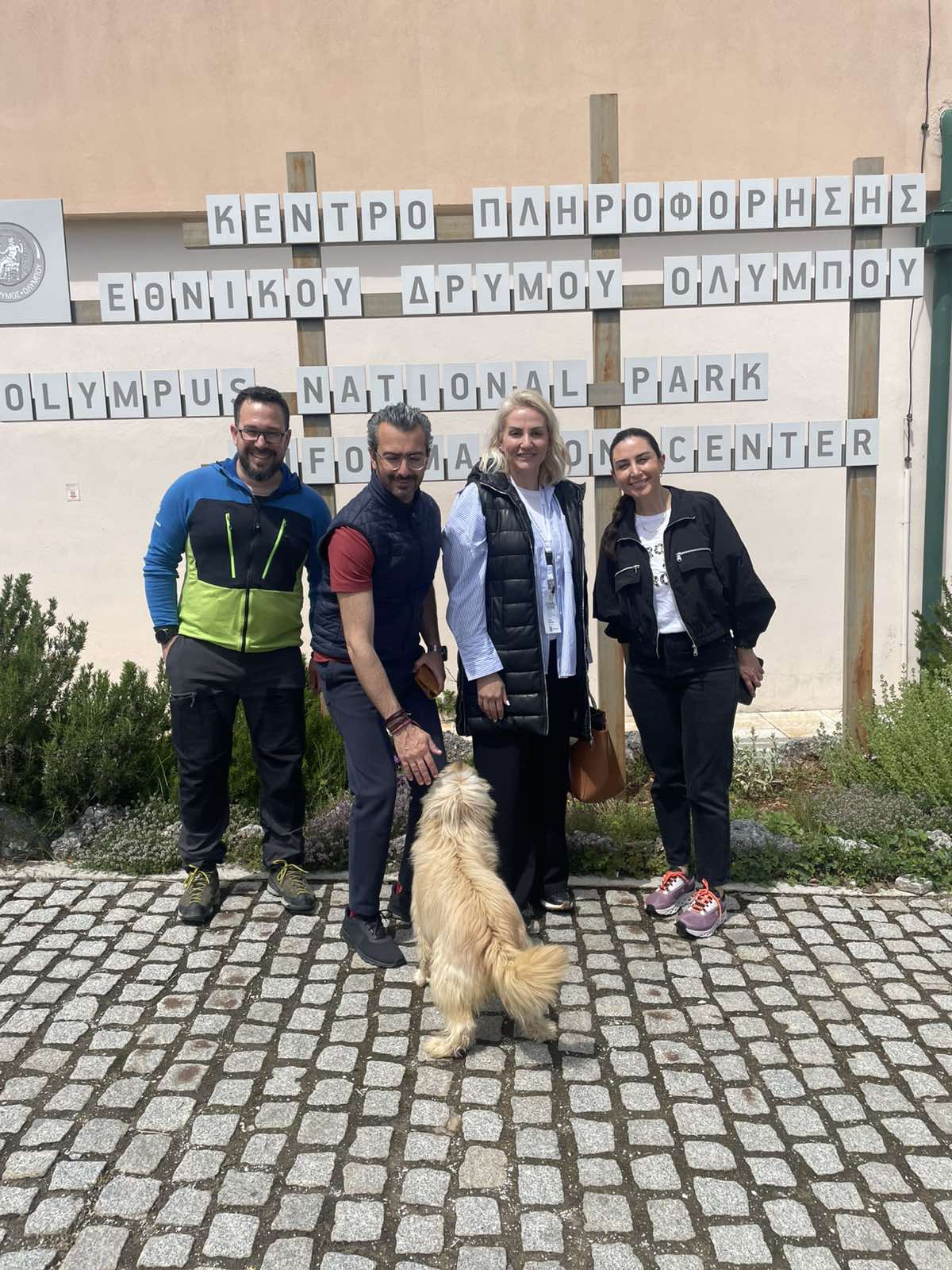 Η δημιουργική ανησυχία των στελεχών του Πιερικού Οργανισμού Τουριστικής Ανάπτυξης και Προβολής (Π.Ο.Τ.Α.Π.) για την όσο το δυνατό ευρύτερη ανάδειξη και προβολή των τουριστικών δεδομένων και συγκριτικών πλεονεκτημάτων της Πιερίας άνοιξε διάπλατα ορίζοντα και στη Μέση Ανατολή. Ο Τουριστικός Οργανισμός της Πιερίας σε συνεργασία με την Πρεσβεία της Ελλάδος στην Ιορδανία, τους Τουριστικούς Οργανισμούς της Θεσσαλονίκης και της Χαλκιδικής και την Περιφέρεια Κεντρικής Μακεδονίας προσκάλεσαν, ξενάγησαν και ενημέρωσαν συνεργάτες του τηλεοπτικού καναλιού της Ιορδανίας «Roya TV», οι οποίοι με τη σειρά τους κινηματογράφησαν τα αξιοθέατα των νομών Πιερίας, Θεσσαλονίκης και Χαλκιδικής περιοχές οι οποίες αποτελούν την πρώτη γραμμή τουριστικής δυναμικής στην Κεντρική Μακεδονία. Συγκεκριμένα το τηλεοπτικό συνεργείο με τους δημοσιογράφους Fuad Al Karsheh και Mais Nobani τη Δευτέρα 28 Απριλίου 2025 γνώρισε το νομό Πιερίας και αποτύπωσε στον τηλεοπτικό φακό μεταξύ άλλων, το Εθνικό Πάρκο Ολύμπου, το αρχαιολογικό πάρκο Δίου, τον παραδοσιακό οικισμό του Παλαιού Παντελεήμονα, αλλά και τα παραλιακά μέτωπα των Δήμων Κατερίνης, Δίου-Ολύμπου και Πύδνας-Κολινδρού. Τους δημοσιογράφους υποδέχθηκε ο Πρόεδρος του Πιερικού Οργανισμού Τουριστικής Ανάπτυξης και Προβολής κ. Γιώργος Καραλής, ο οποίος αναφέρθηκε στα συγκριτικά πλεονεκτήματα της περιοχής Το καταγραφέν κινηματογραφικό προϊόν θα προβληθεί στην δημοφιλή πρωινή ψυχαγωγική και ενημερωτική εκπομπή "Helwa ya Donya", με υψηλή ακροαματικότητα τηλεθεατών από την Ιορδανία και την Αραβική κοινωνία γενικότερα. Το εγχείρημα υποστηρίχτηκε από την Ελληνική Πρεσβεία στο Αμμάν της Ιορδανίας, μια πρωτοβουλία που αναμφίβολα και καθοριστικά θα συμβάλλει στην γνωριμία της Πιερίας από τους πολίτες της Μέσης Ανατολής και κατ’ επέκταση στην περαιτέρω ανέλιξη, αλλά και ανάπτυξη προοπτικών επισκεψιμότητας τους στον τόπο. Με αφορμή την παρουσία του τηλεοπτικού συνεργείου του καναλιού της Ιορδανίας στο νομό μας η Αντιπεριφερειάρχης Πιερίας Σοφία Μαυρίδου επισήμανε: «Με έμφαση στο να αναδεικνύεται και να προβάλλεται η Πιερία σε πολλές γωνιές του κόσμου, υποδεχθήκαμε και ενημερώσαμε ως Περιφερειακή Ενότητα Πιερίας και ως Πιερικός Οργανισμός Τουριστικής Ανάπτυξης και Προβολής, το επιτελείο των Ιορδανών δημοσιογράφων. Μια ενέργεια που αποτελεί ένα ακόμα επικοινωνιακό και διαφημιστικό μας άνοιγμα και στους πολίτες της Μέσης Ανατολής, οι οποίοι πλέον μέσω της εικόνας θα γνωρίσουν τον τουριστικό προορισμό "Olympus Riviera" και θα αποτελούν εν δυνάμει στο μέλλον τους επισκέπτες μας. Προβάλαμε τις φυσικές μας ομορφιές, την ιστορική μας συνέχεια, τον πολιτισμό και τη γαστρονομία, πρωτοβουλίες και προτάσεις που ενδυναμώνουν τον Πιερικό τουρισμό».