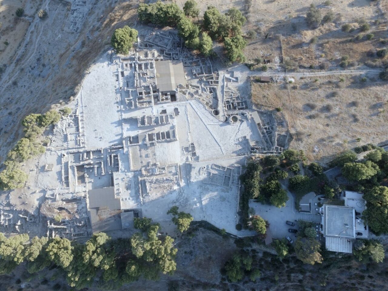 Άποψη του αρχαιολογικού χώρου της Φαιστού από mψηλά