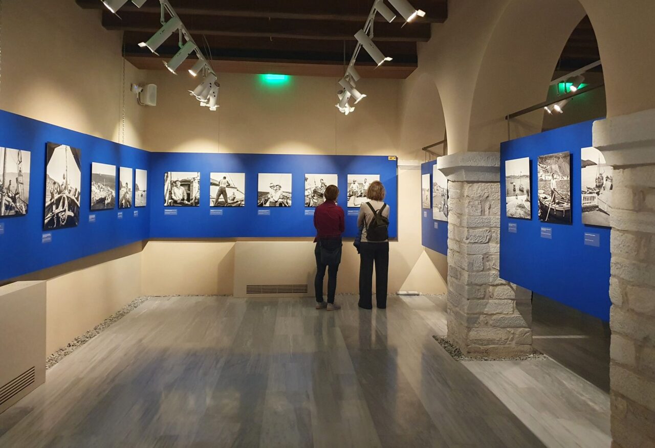 Δράμα: «Μνήμες του Αιγαίου» από τον φακό του Ρόμπερτ Μακέιμπ και την Ελλάδα του χθες