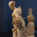 Μαρμάρινο σύμπλεγμα Άρτεμης και ελαφιού, 150 – 100 π.Χ. Αρχαιολογικό Μουσείο Δήλου, Α 449. Φώτο: Πάρις Ταβιτιάν © Μουσείο Κυκλαδικής Τέχνης.