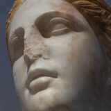 Μαρμάρινη κεφαλή γυναικείας μορφής, πιθανότατα της Αφροδίτης, Ύστερων Ελληνιστικών χρόνων. Αρχαιολογικό Μουσείο Θήρας, 011. Φώτο: Πάρις Ταβιτιάν © Μουσείο Κυκλαδικής Τέχνης.