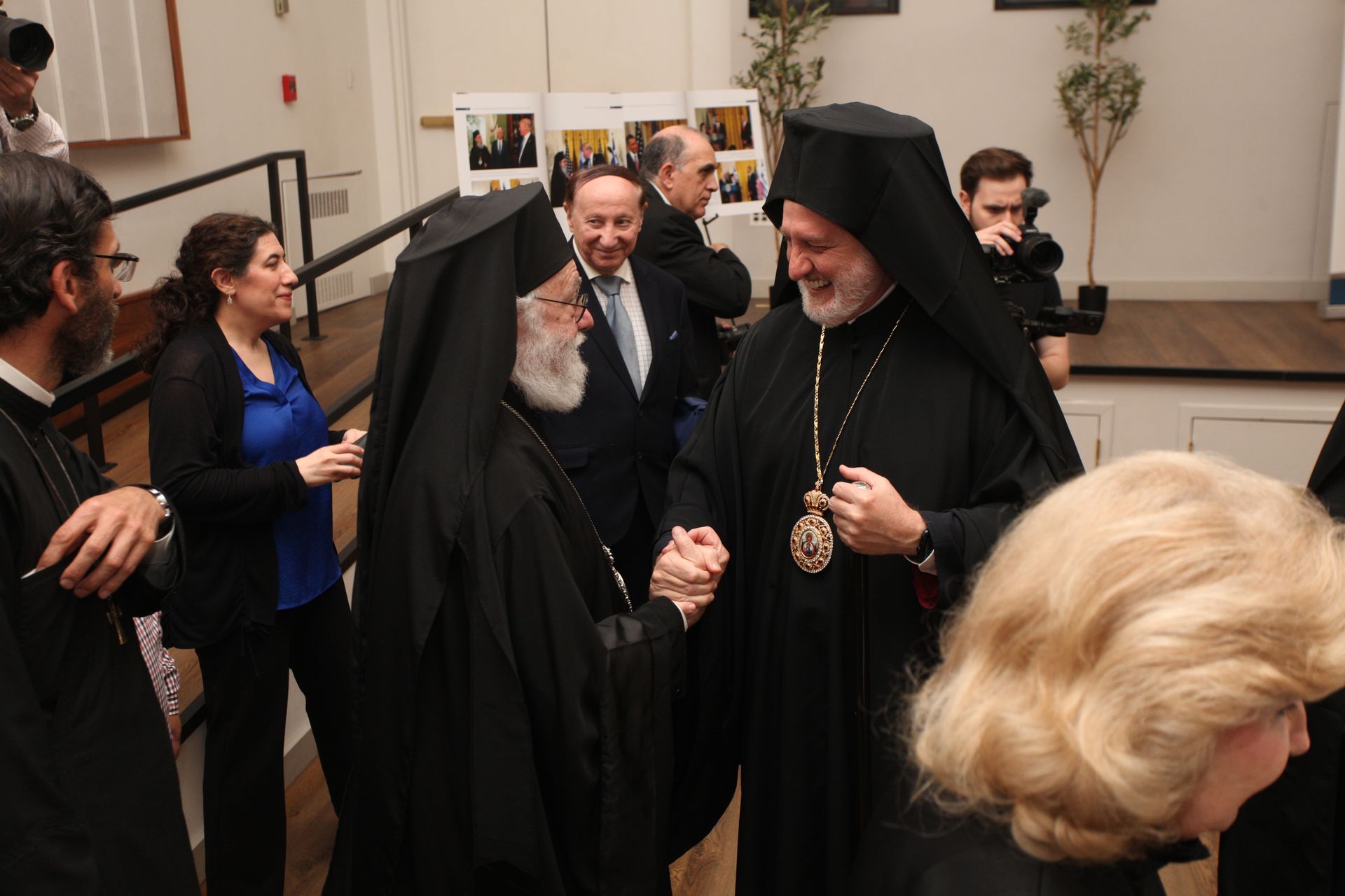 Συγκίνηση στην παρουσίαση του τιμητικού λευκώματος του Δημήτρη Πανάγου για τον Αρχιεπίσκοπο, τέως Αμερικής, Δημήτριο 2