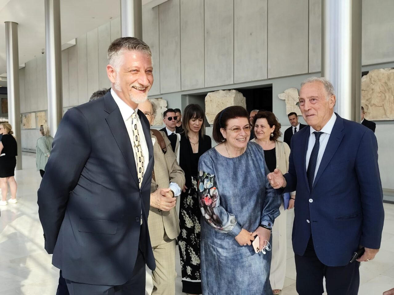 Η+Λίνα+Μενδώνη,+με+τον+Alessandro+Giuli++και+τον+Νίκο+Σταμπολίδη+στο+Μουσείο+της+Ακρόπολης