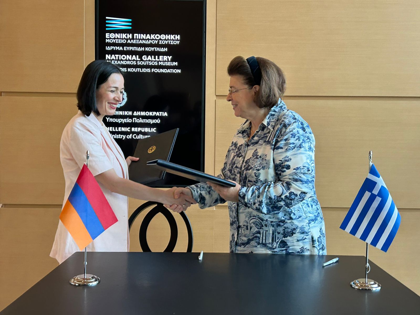 Η Λίνα Μενδώνη με την Zhanna Andreasyan και την Γενική Διευθύντρια της Εθνικής Πινακοθήκης – Μο