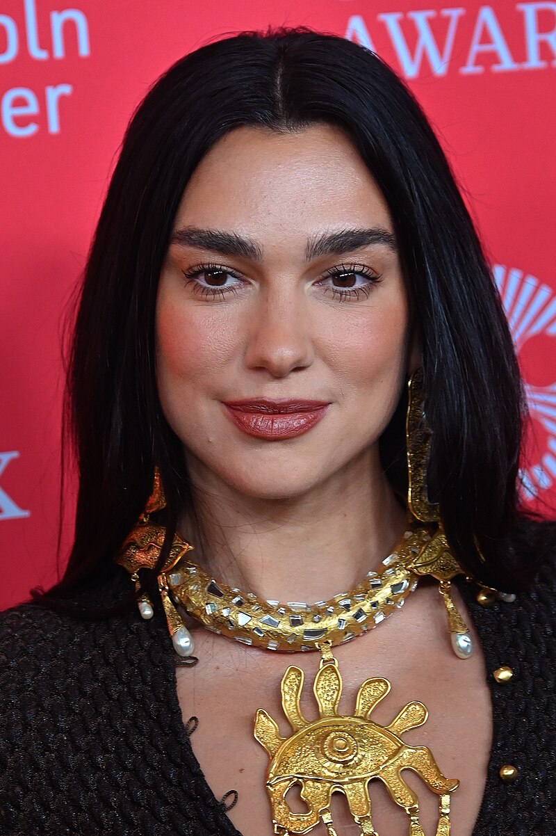 Life:Dua Lipa:«Eυγνώμων» για την κοσοβάρικη υπηκοότητα που έλαβε Dua Lipa