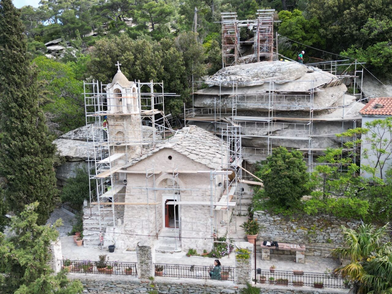 Επίσκεψη Λ. Μενδώνη στην Ικαρία | Εργασίες αποκατάστασης και στερέωσης στην Ιερα Μονή Θεοκτίστης Ικαρίας