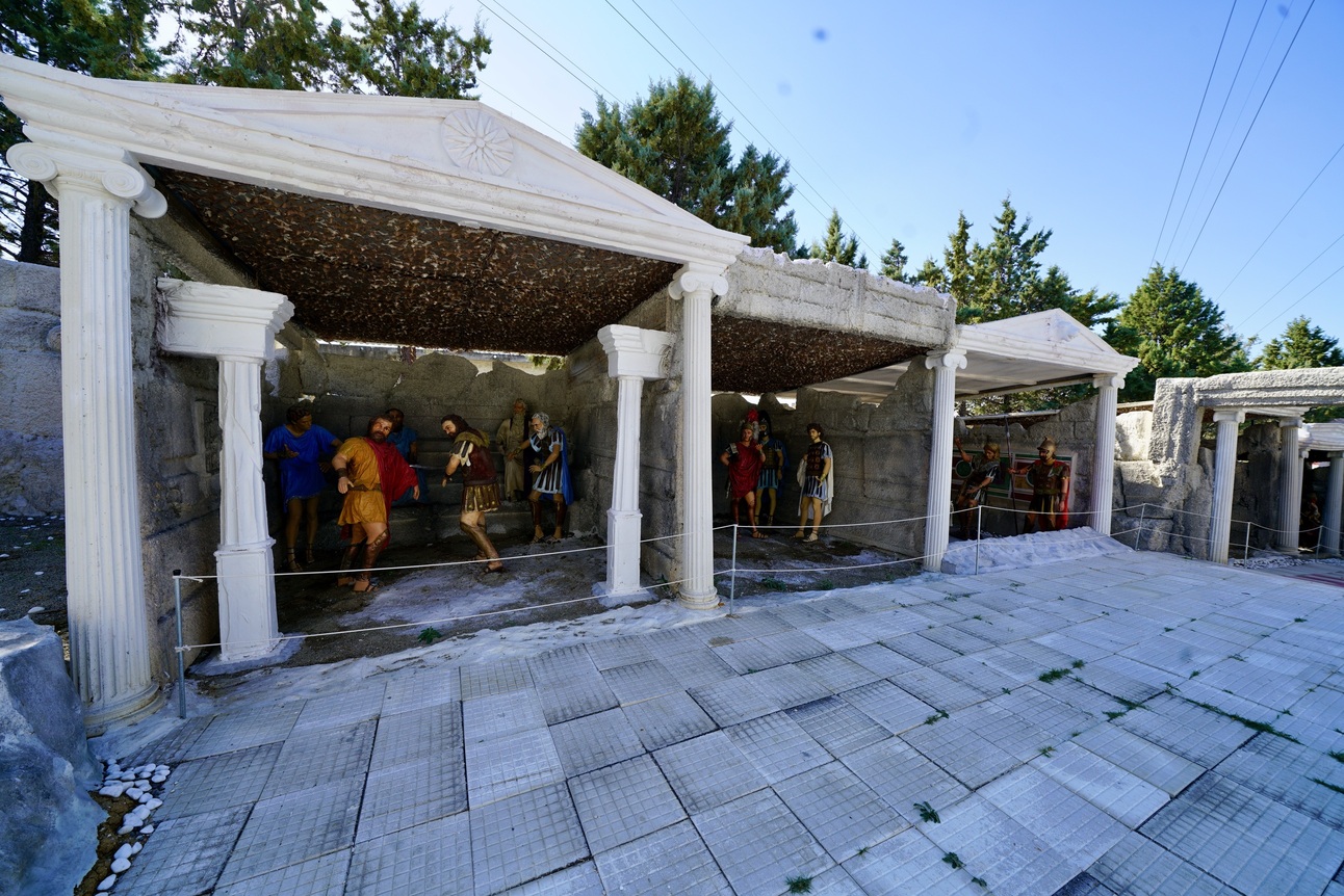 Δεκάδες φιγούρες φυσικού μεγέθους φέρνουν τον Μ. Αλέξανδρο 3