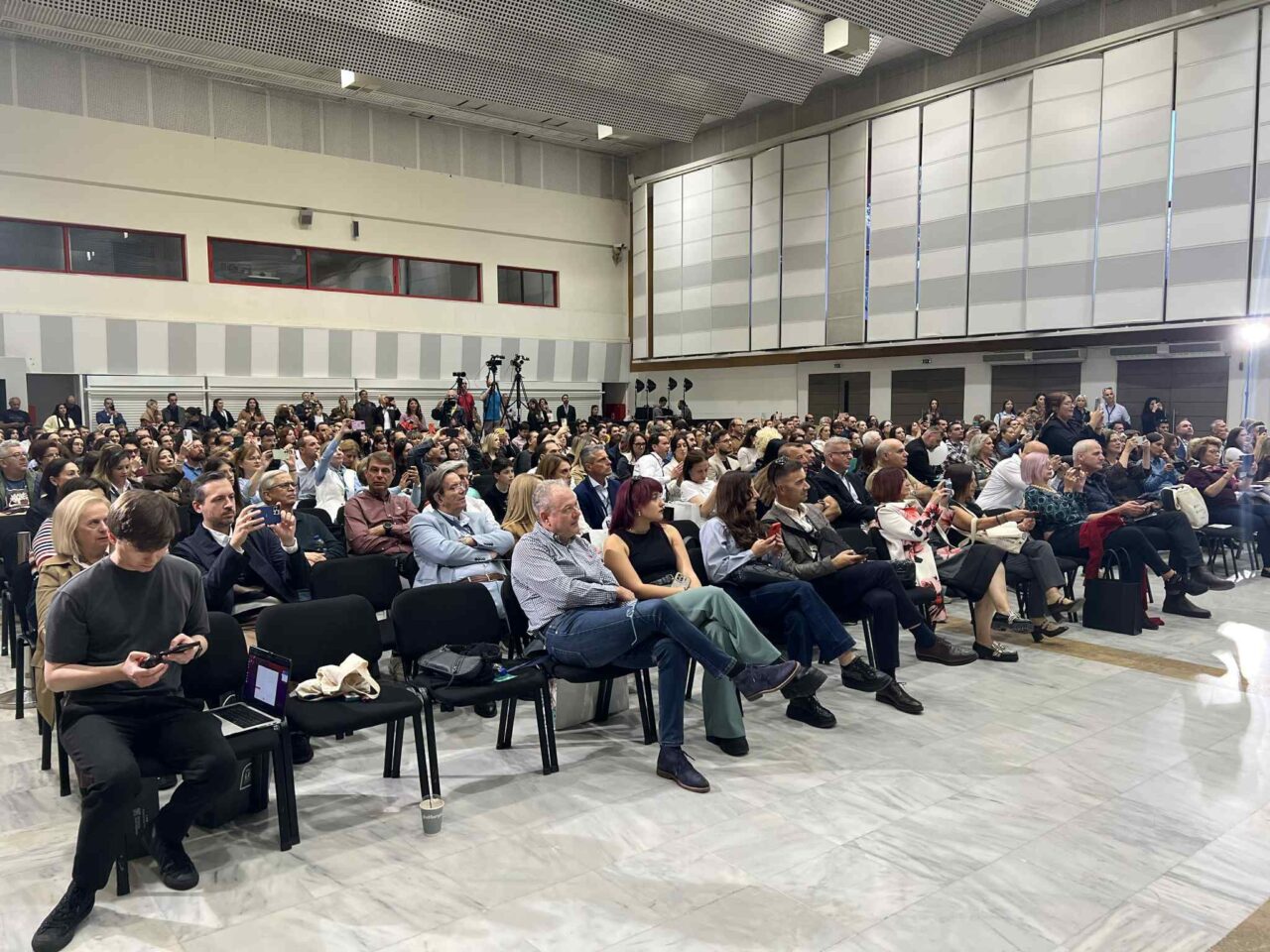 «Δείτε με σαν έναν δεύτερο εγκέφαλο»: Η τεχνητή νοημοσύνη μπαίνει στο φαρμακείο και… αλλάζει τα δεδομένα τεχνητή νοημοσύνη δεύτερο εγκέφαλο