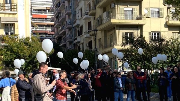 Λευκά μπαλόνια στον ουρανό της πόλης, ως φόρος τιμής στα θύματα τροχαίων δυστυχημάτων Λευκά μπαλόνια στον ουρανό της πόλης