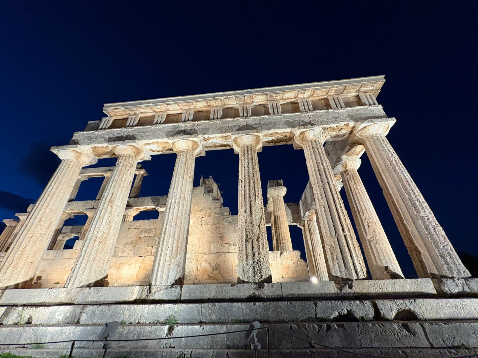 Ο νέος φωτισμός του Ναού της Αφαίας στην Αίγινα, αναδυκνύει το μεγαλείο του