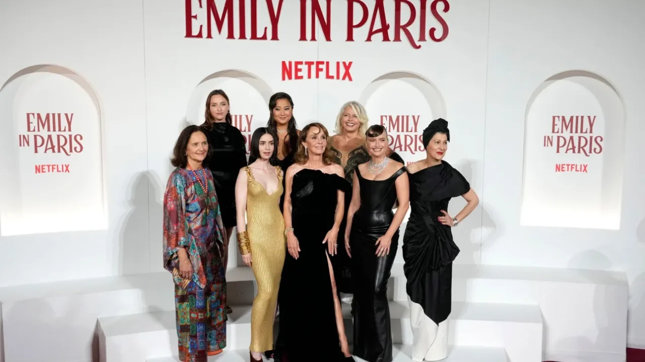 Η Λίλι Κόλινς γιορτάζει την επιτυχία του «Emily in Paris»