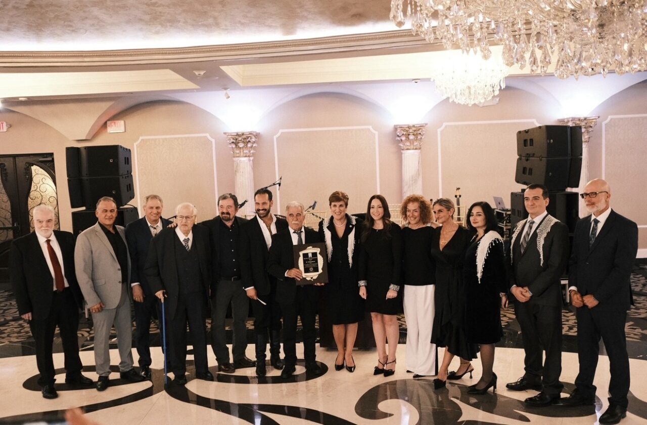 Vasilis Skoulas performing Cretan music at the Grand Marquis