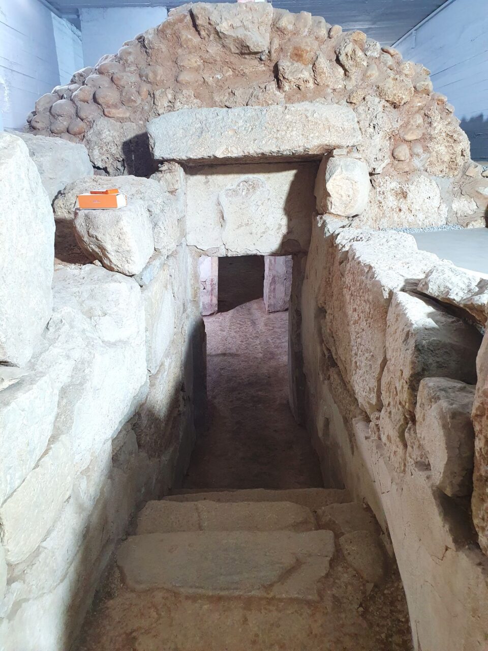 Ελληνιστικό ταφικό μνημείο στην καρδιά της πόλης με πλούσιες τοιχογραφίες, βούκρανα και ρόδακες εντυπωσιάζει συνδέοντας το παρελθόν με το παρόν