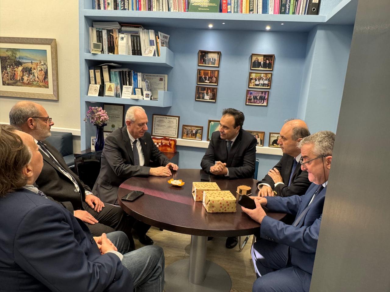 Τον πρώτο Κύβο Εμβύθισης σε Ελλάδα και ΝΑ Ευρώπη επισκέφθηκε στο Αριστοτέλειο Πανεπιστήμιο ο υπ. Ψηφιακής Διακυβέρνησης Δ. Παπαστεργίου Τον πρώτο Κύβο Εμβύθισης σε Ελλάδα και ΝΑ Ευρώπη