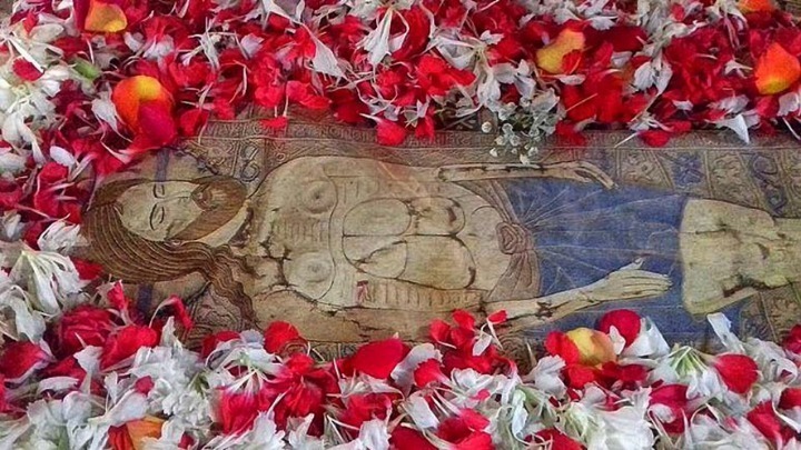 Θεσσαλονίκη: Τα ανταμώματα των Επιταφίων – Χιλιάδες τουρίστες παρακολουθούν το θρησκευτικό έθιμο στην πόλη Τα ανταμώματα των Επιταφίων – Χιλιάδες τουρίστες