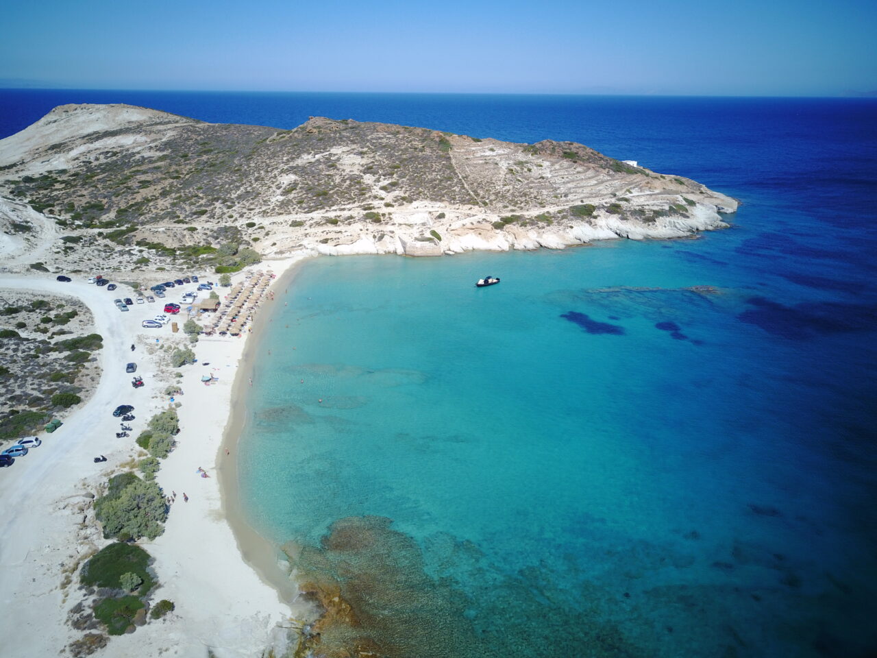 Τα Πράσσα Κιμώλου στις παραλίες που προτείνει το Conde Nast Traveller Τα Πράσσα Κιμώλου στις παραλίες που προτείνει το Conde Nast Traveller
