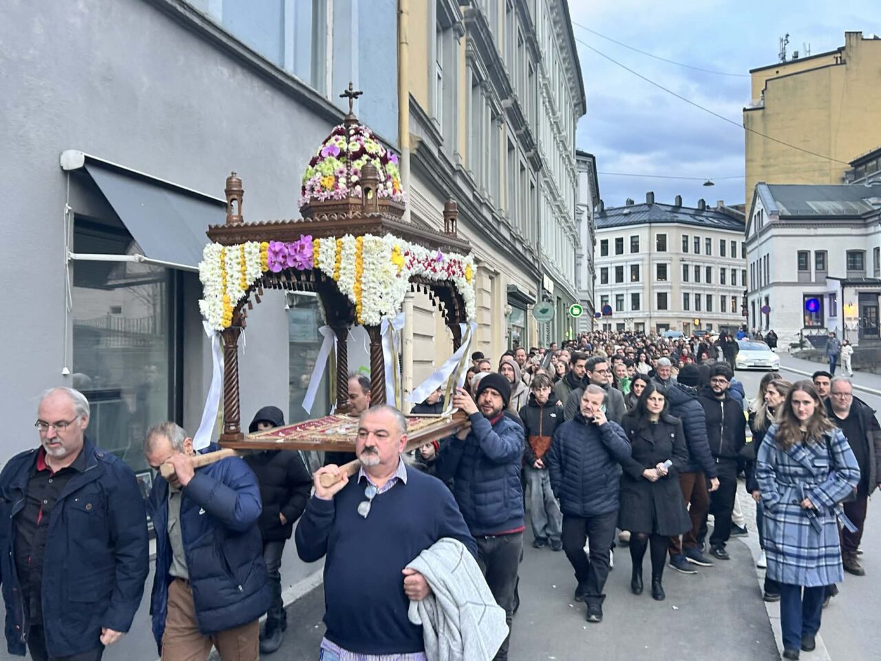 Μια ελληνική κοινότητα κρατά ζωντανή την παράδοση του Πάσχα στη Νορβηγία – Από περιφορά Επιταφίου, μέχρι μαγειρίτσα και σούβλισμα αρνιών Μια ελληνική κοινότητα κρατά ζωντανή την παράδοση του Πάσχα