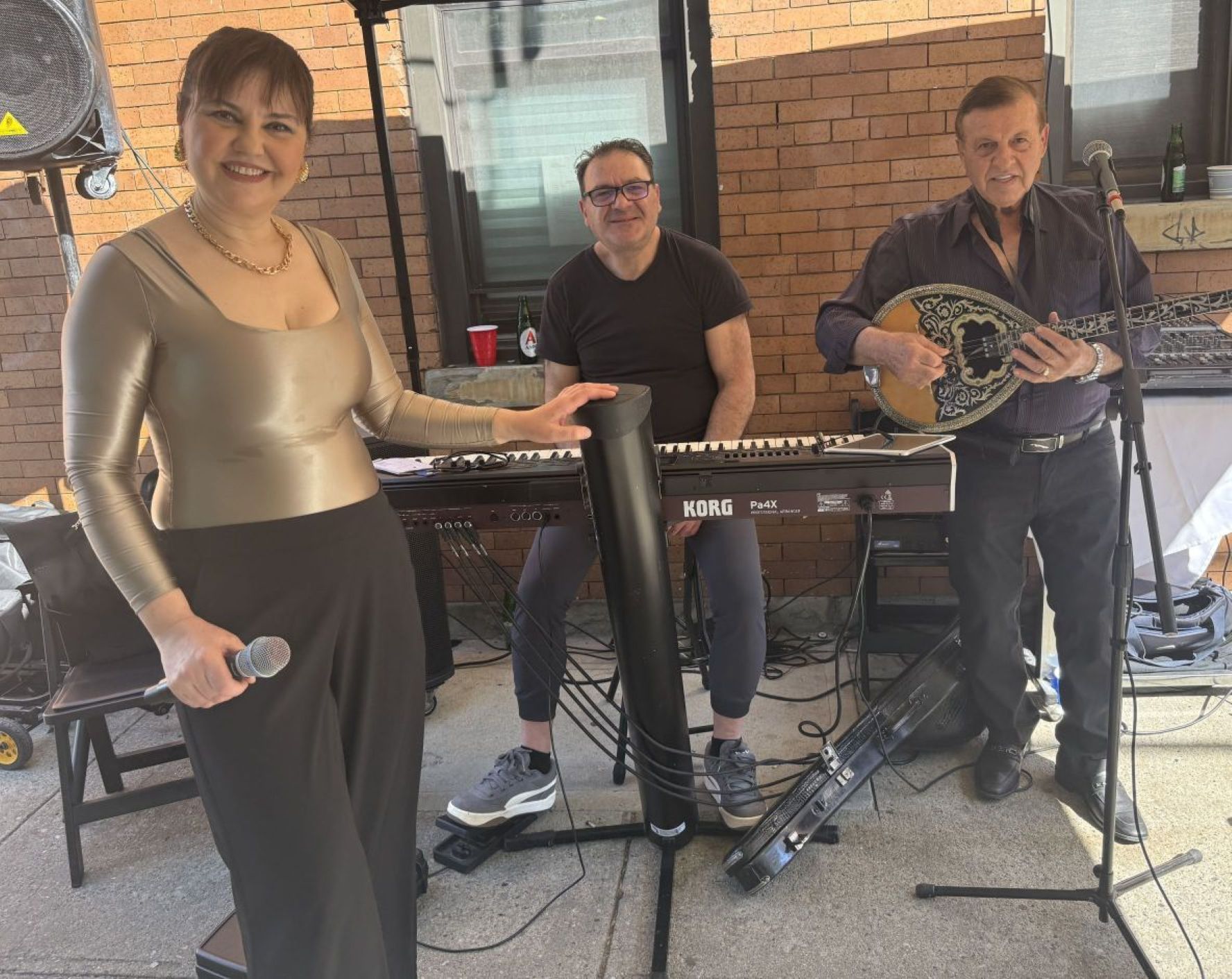 Erini Tsiaris, singer, with instrumentalists Mpampis Sampelidis and Yiannis Staikos