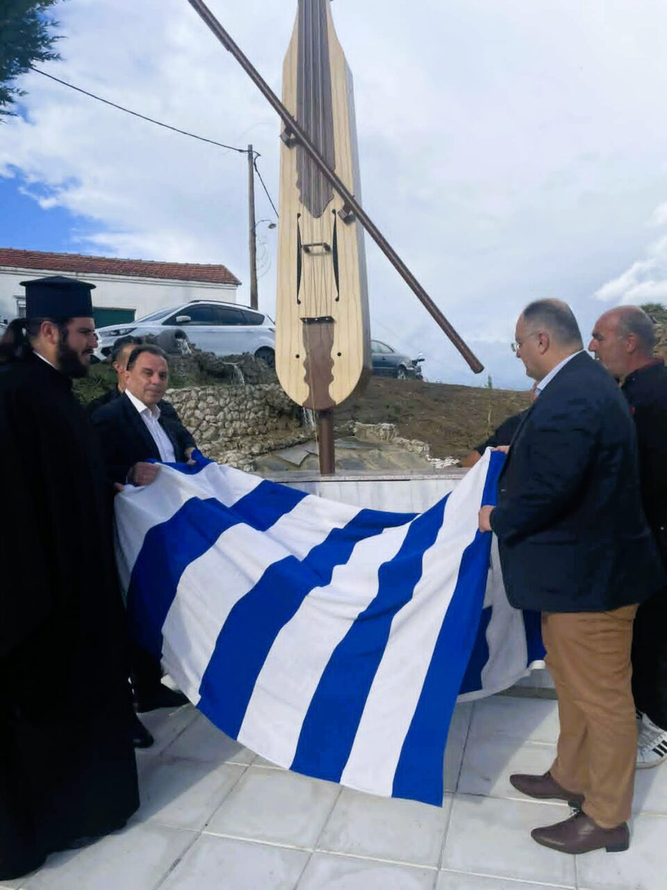 Κιλκίς: Μνημείο ποντιακής λύρας στα Θεοδόσια Κιλκίς: Μνημείο ποντιακής λύρας στα Θεοδόσια