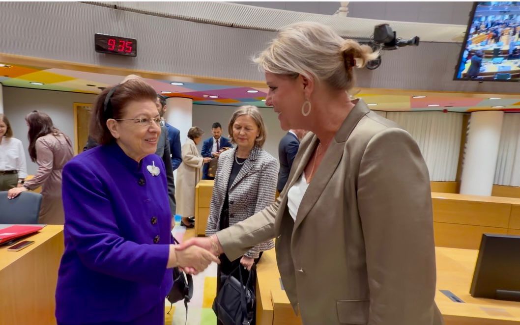 Η Λίνα Μνεδώνη με την Υπουργό Πολιτισμού της Ολλανδίας Ριάν Λέτσερτ