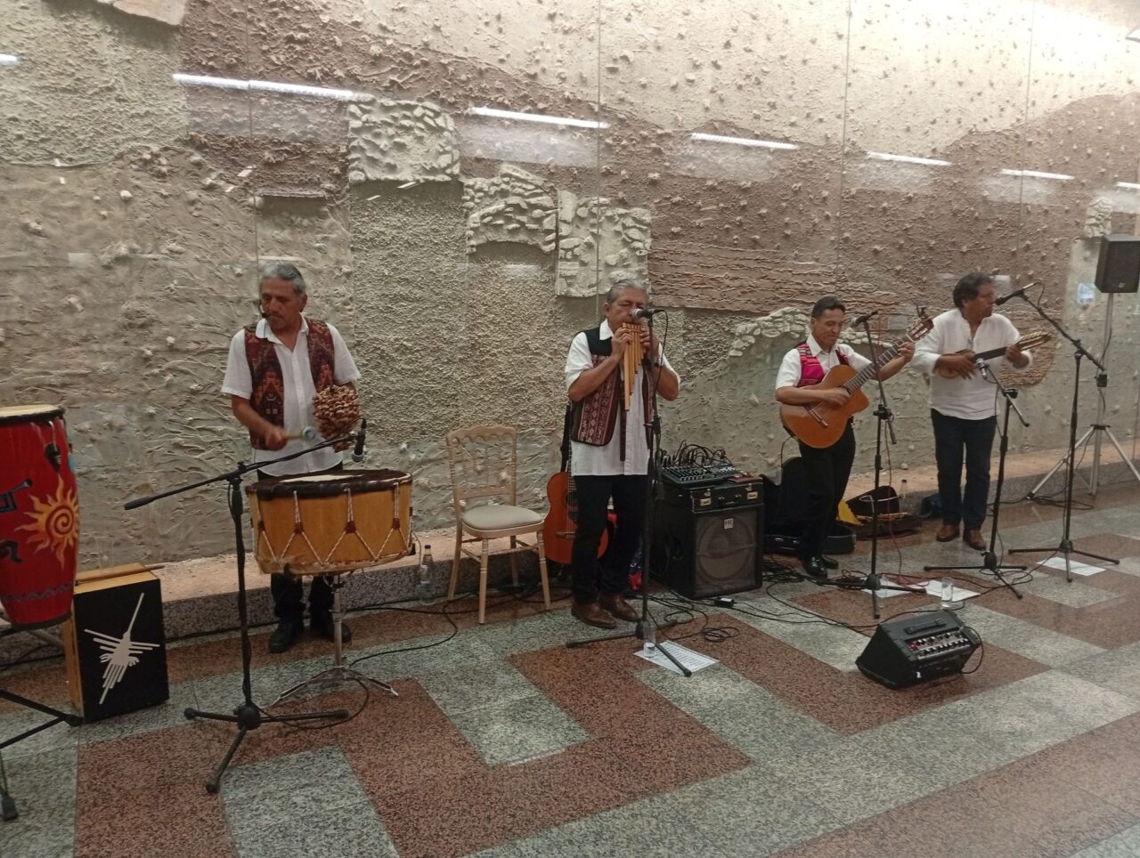 Το μακρινό Περού θα μπορούν να ανακαλύψουν οι επιβάτες στους σταθμούς του Μετρό – Εγκαίνια της εκστρατείας στο Σύνταγμα Το μακρινό Περού στους σταθμούς του Μετρό