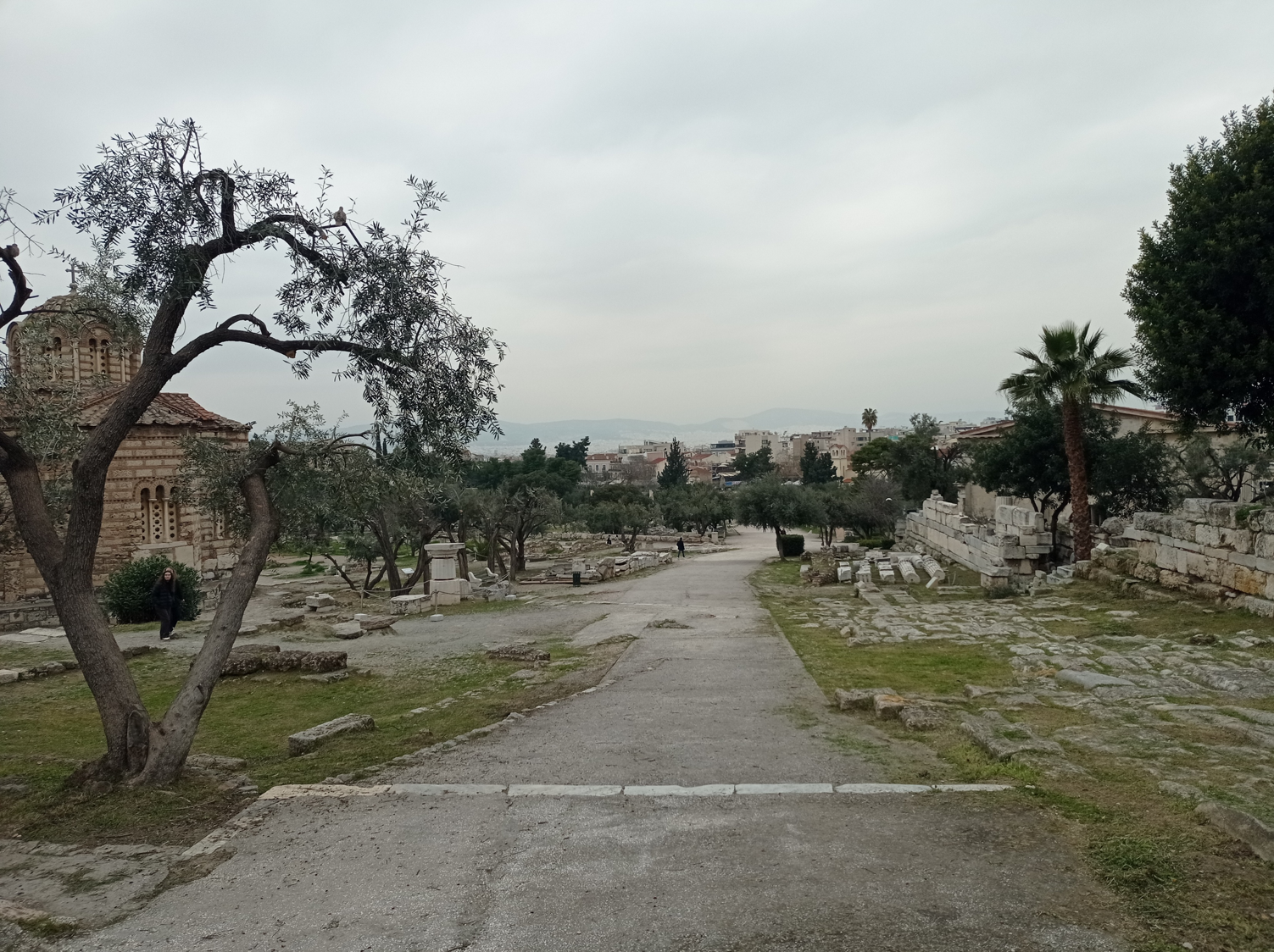 Η σχέση της σημερινής διαδρομής με τα κατάλοιπα του Νοτιοανατολικού Ναού και του λιθόστρωτου της