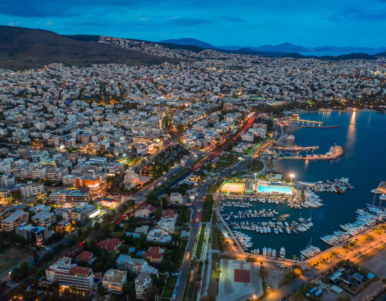 Γλυφάδα: Μια πόλη που ζει με τη θάλασσα