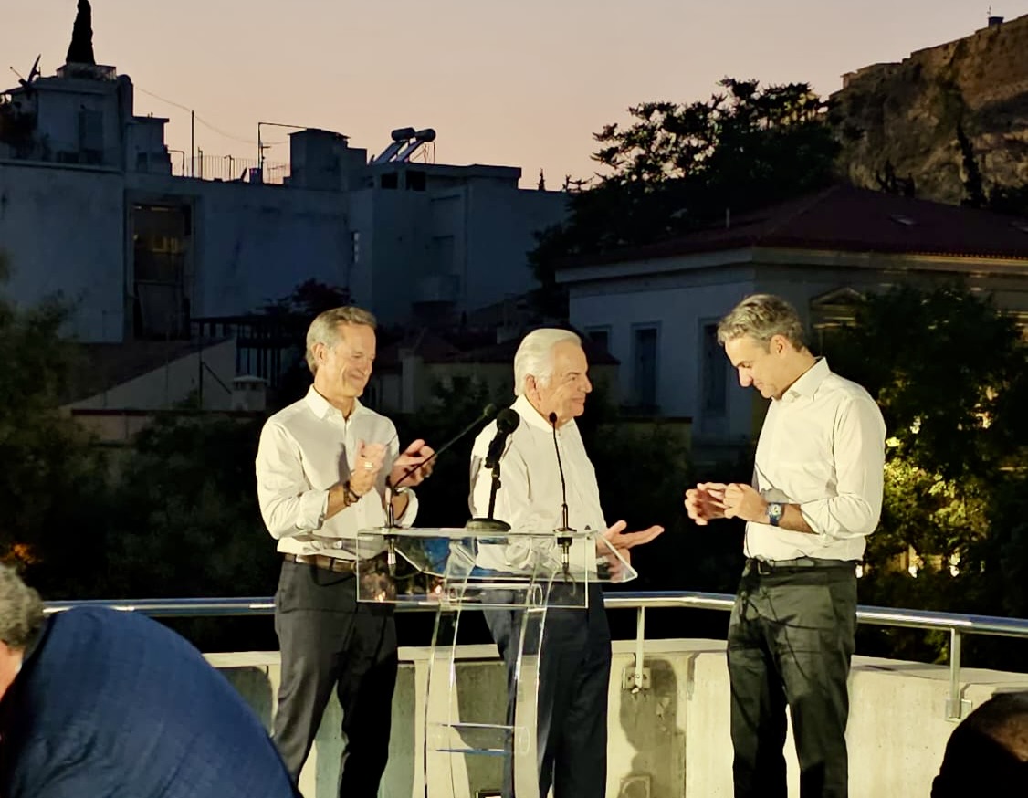 Mike Manatos and George Stamas present Prime Minister Kyriakos Mitsotakis with a pair of commemorative THI cuff links during The Hellenic Initiative's Annual Gathering.