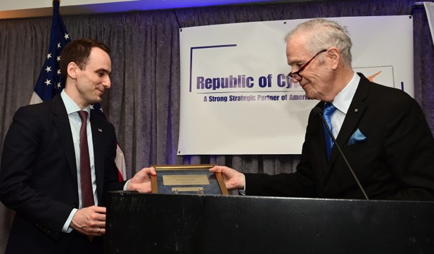 Andy Manatos presents Director Kratsios with his award